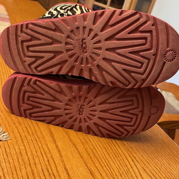 Ugg boots  zebra  striped Excellent condition no wear size 6 - Picture 7 of 7